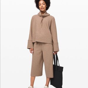 Retreat yourself Lululemon crop pants